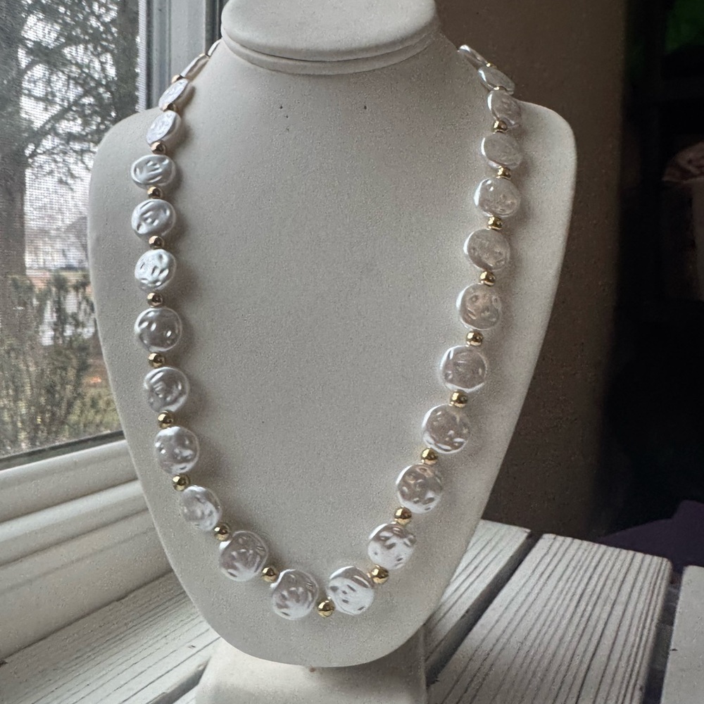 Elegant White and Gold Beaded Necklace - Picture 2 of 8